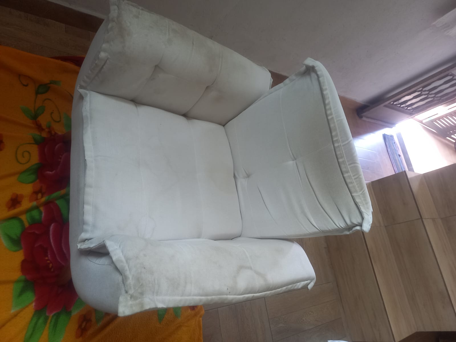 Antes da higienização: Poltrona Branca pela Prosper Clean em Santa Luzia MG