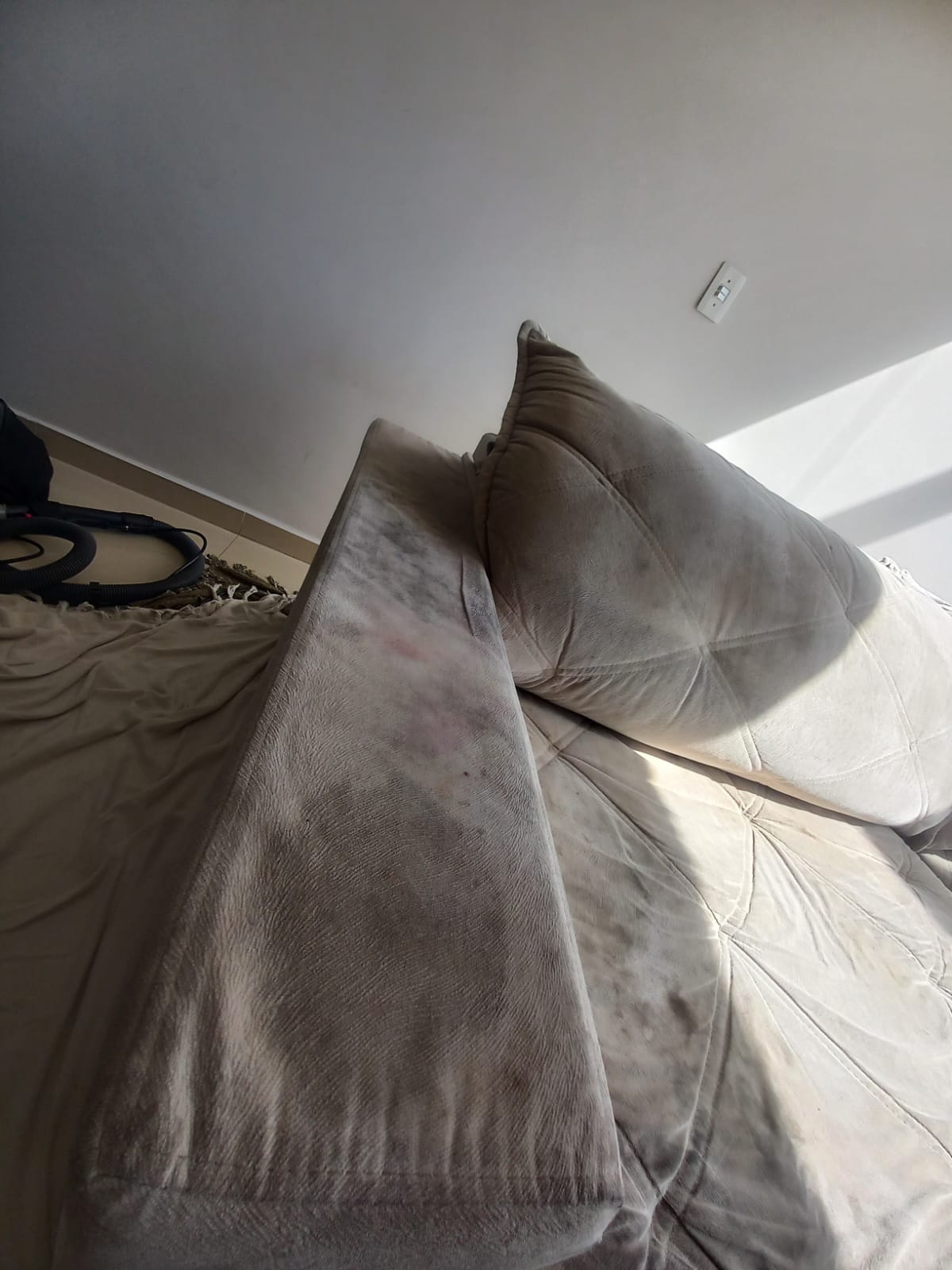 Antes da higienização: Sofá Retrátil pela Prosper Clean em Santa Luzia MG